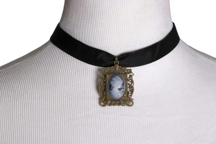 Choker Necklace with Cameo – Black